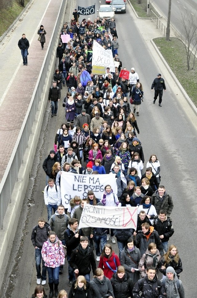 W środę ulicami Radomia przeszli uczniowie w demonstracji w obronie szkół.