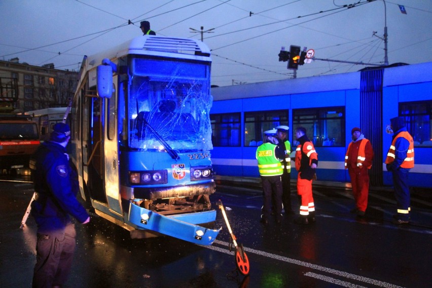 Wypadek tramwajów na pl. Orląt Lwowskich. Są ranni [ZDJĘCIA]