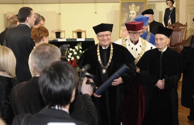 Roman Jasiakiewicz, przewodniczący Rady Miasta, przesłał do prof. Janusza Ostoi-Zagórskiego, rektora Uniwersytetu Kazimierza Wielkiego list, w którym krytykuje organizację uroczystości nadania tytułu doktora honoris causa UKW prezydentowi Bronisławowi Komorowskiemu.