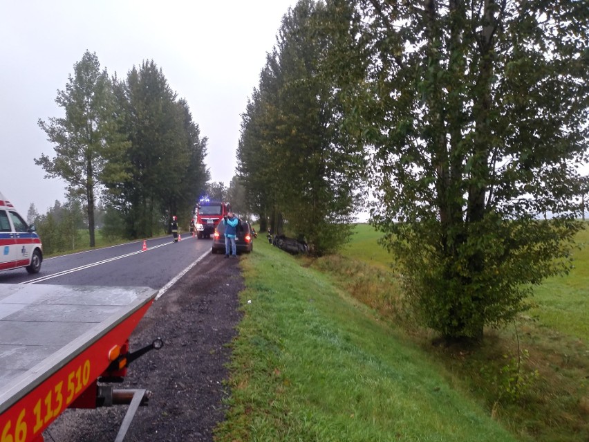 Podhale. Samochód wypadł z drogi i dachował. Ranny został kierowca 