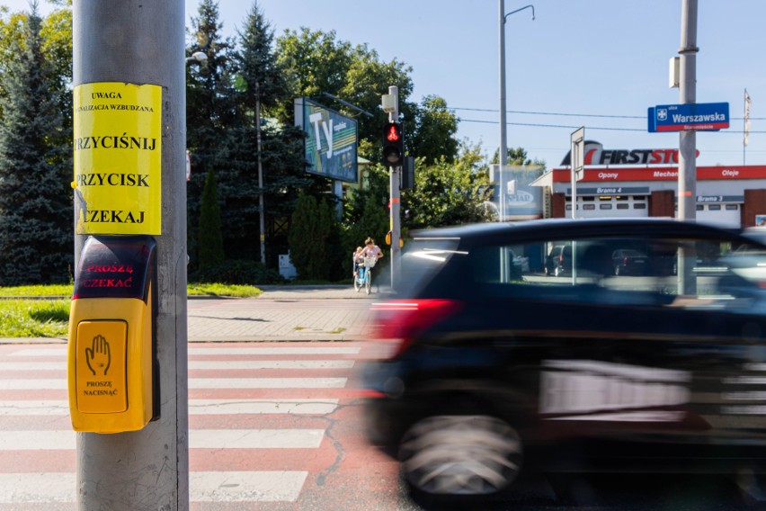 Czerwone światła z każdej strony na rzeszowskim skrzyżowaniu. Czytelniczka: stałam 7 minut i spóźniłam się do pracy