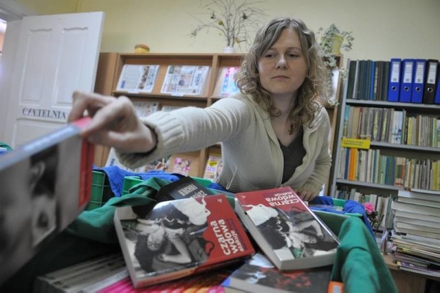 Bibliotekarka Katarzyna Kujbida przegląda w czytelni oferty przywiezione przez jednego z handlowców aż z Warszawy
