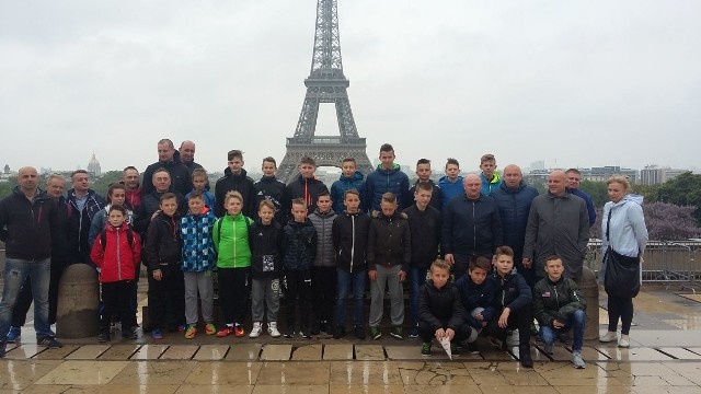 Młodzi piłkarze Hetmana Włoszczowa podczas pobytu we Francji mieli okazję także do zobaczenia najciekawszych miejsc tego kraju. Na zdjęciu przed paryską Wieżą Eiffla