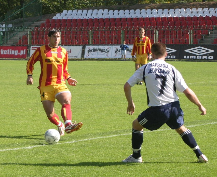 Wyjątkowe zdjęcia z meczu czwartej ligi sprzed 15 lat. Korona II Kielce pokonała Naprzód Jędrzejów 3:0. Grali piłkarze znani z ekstraklasy