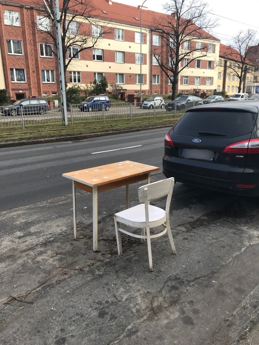 Przy ulicy Mickiewicza w Szczecinie stanęło... biurko? Spacerowiczu, zmęczyłeś się – przysiądź na chwilę!
