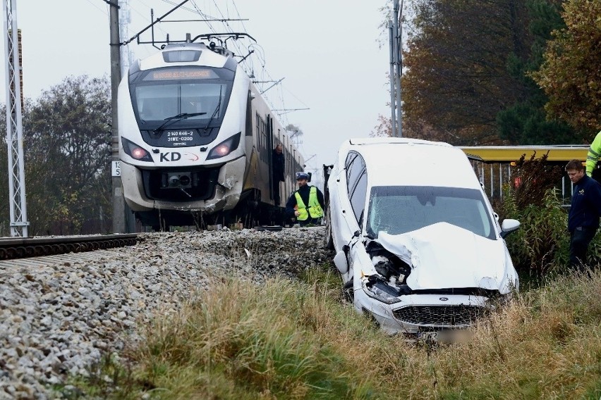 Wypadek pociągu Kolei Dolnośląskich z autem osobowym we...