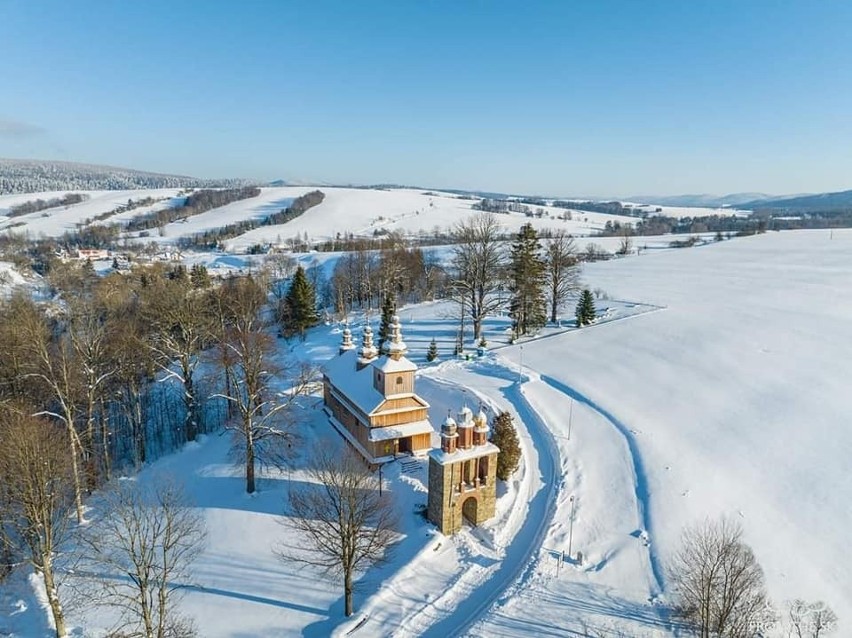 Cerkwie w Radoszycach i Komańczy w zimowej scenerii. Zobacz piękne zdjęcia z lotu ptaka!