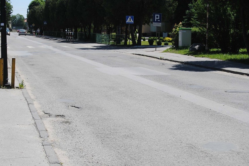 Umowa na remont ulicy Wiśniowej we Włoszczowie podpisana. Prace ruszą w połowie czerwca (ZDJĘCIA)