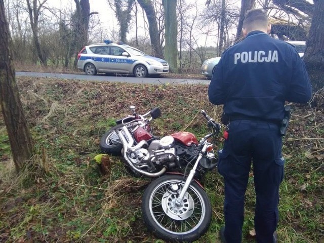 Na drodze od strony Brzeźnicy w kierunku Połupina policjant zauważył leżący na drodze motocykl yamaha.