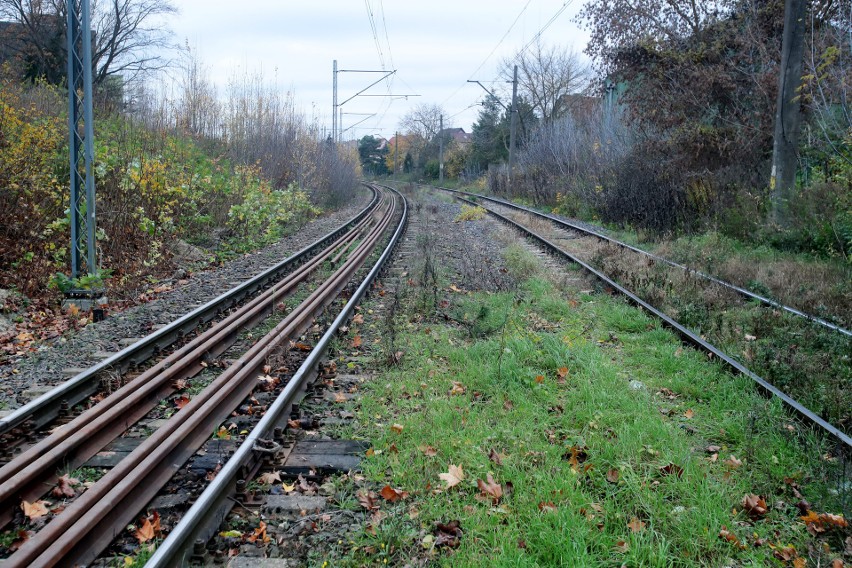 Nie będzie kładki, ani szlabanów. Mieszkańcy będą ryzykować życie na torach!