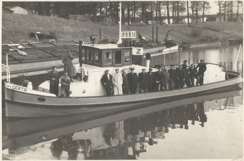 "Certa" w porcie w Chełmnie w 1954 roku. Na pokładzie ekipa,...