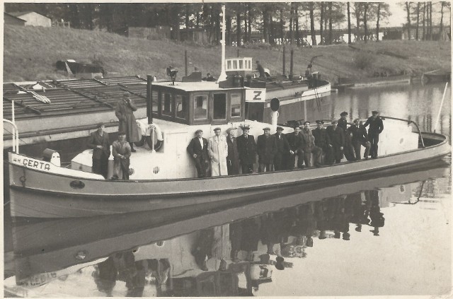 "Certa" w porcie w Chełmnie w 1954 roku. Na pokładzie ekipa, która pracowała przy przebudowie statku.