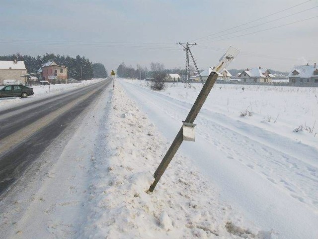 Przystanek w Krupnikach to słup na poboczu. Mieszkańcy czekają na autobus w zaspie na poboczu.