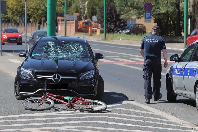 We wtorek około godziny 13 u zbiegu ulic Bukowskiej i Grunwaldzkiej w Poznaniu pijany kierowca potrącił rowerzystę.Przejdź do kolejnego zdjęcia --->