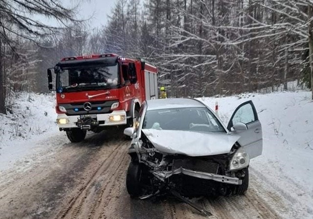 Na odcinku drogi powiatowej między Miastkiem a Dretyniem doszło do kolizji. Zderzyły się dwa samochody osobowe.