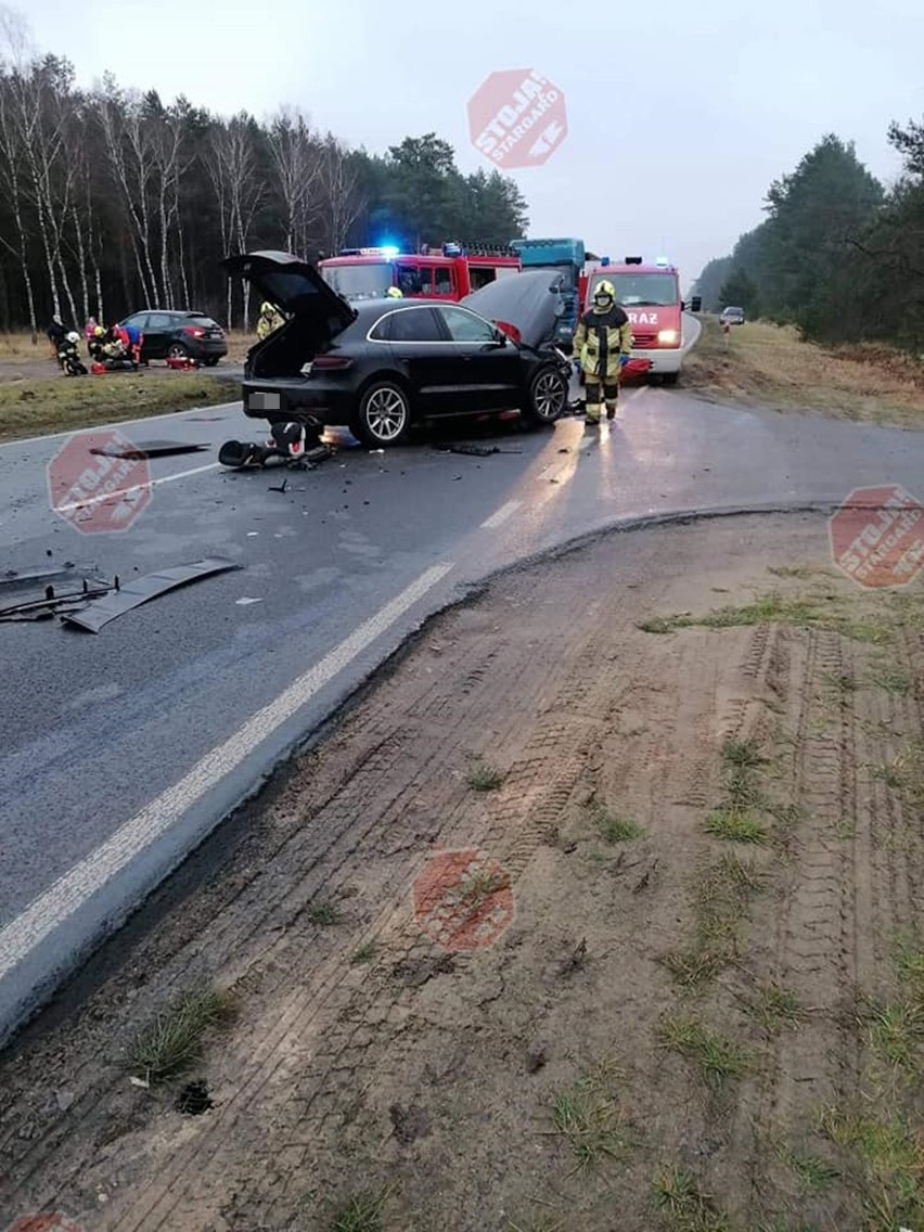 Zderzenie samochodów na chociwelce. Rozbite porsche i renault. Jedna osoba ranna 