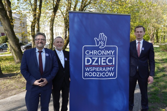 Słupski PiS zbiera podpisy pod projektem zmiany prawa oświatowego, który ma wzmocnić kontrolę treści przekazywanych dzieciom przez organizacje pozarządowe.