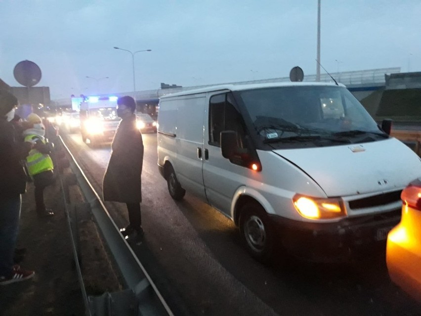 Karambol na AOW. Wypadek aż 9 aut w pobliżu węzła Stadion [ZDJĘCIA]