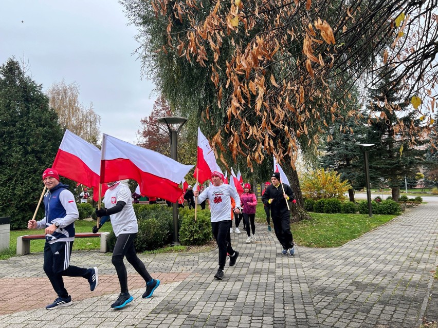 W Połańcu uczcili rocznicę odzyskania niepodległości na sportowo. Pobiegli z biało-czerwonymi flagami