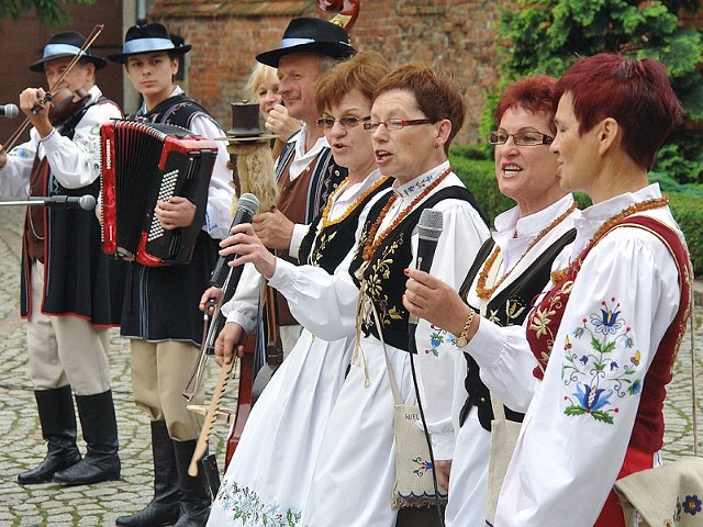 Zespół kaszubski wystąpił na dziedzińcu muzeum