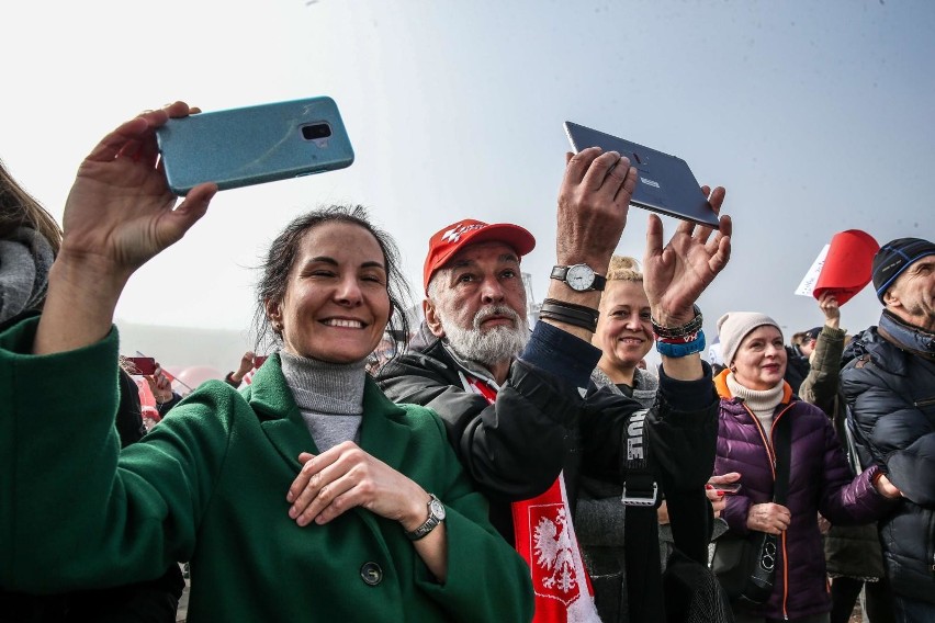 Dar Młodzieży wpłynął do gdyńskiego portu przed godz. 11 w...