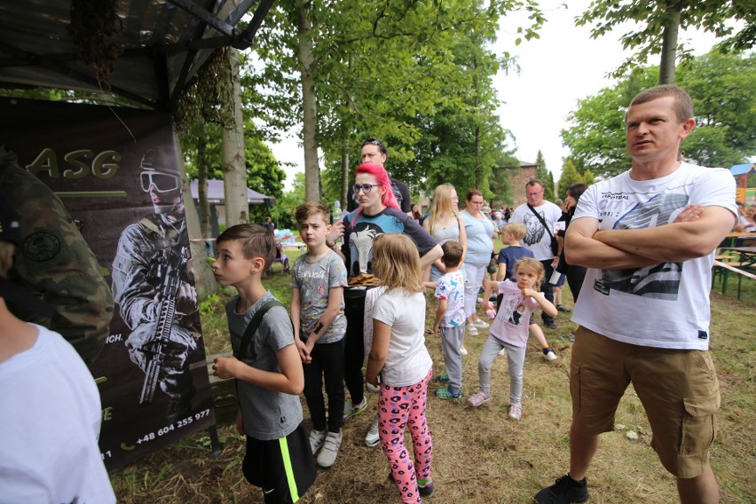 Sosnowiec. Przejażdżka wozem strażackim, roboty, wycieczka w chmury. Strażacy z OSP Cieśle urządzili rodzinny piknik