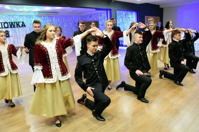 Uczniowie Zespołu Szkół Ponadgimnazjalnych Nr 4 im. Ignacego Łukasiewicza w Krośnie bawili się na studniówce w Hotelu Nafta Krosno. Zobaczcie zdjęcia. ZOBACZ TEŻ: Studniówka "mechanika" w Przemyślu