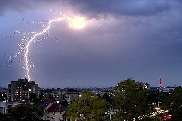 Wyładowania atmosferyczne, czyli pioruny są bardzo niebezpieczne.