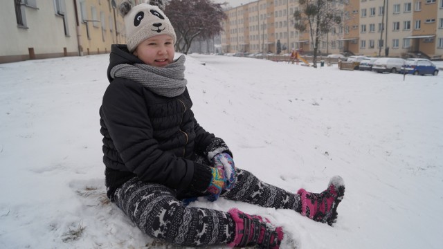 W Jastrzębiu spadł śnieg. Dzieciaki skaczą z radości
