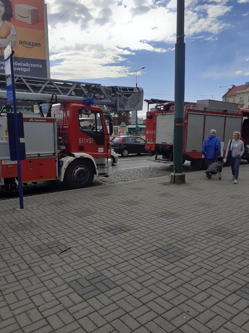 Ewakuacja klientów galerii Plaza w Sosnowcu. Straż pożarna...