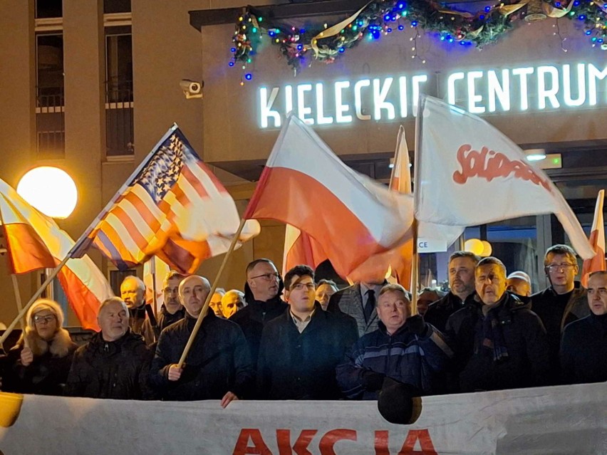 Protest przed siedzibą TVP 3 Kielce. Stacja w środę nie nadawała programu. Zobacz zdjęcia