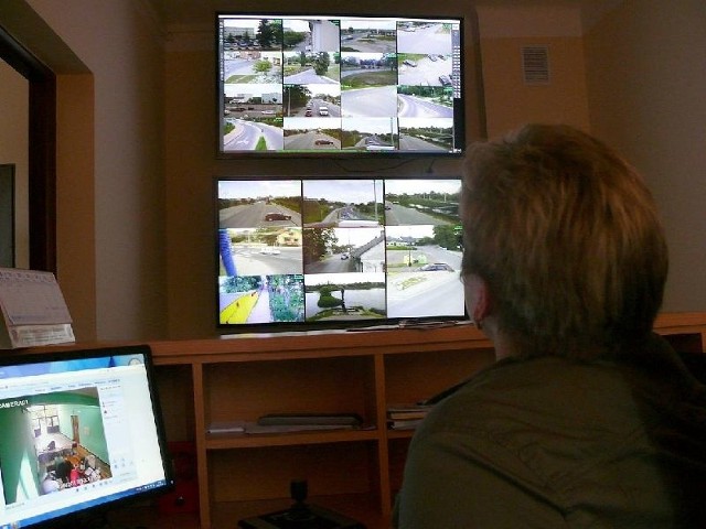 Obraz ze wszystkich kamer monitoringu trafia do tego pomieszczenia. Dyżurny obsługujący sieć ma jak na dłoni najbardziej popularne i newralgiczne punkty na mapie Staszowa.