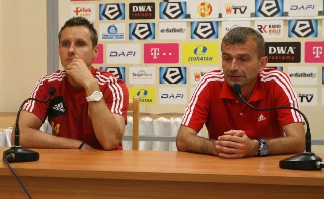 Trener Sławomir Grzesik (z prawej) i Paweł Golański na czwartkowej konferencji prasowej w Koronie.  
