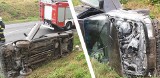 Auto, którym podróżował obcokrajowiec, dachowało na DK 25 w Buszkowie i wylądowało w rowie