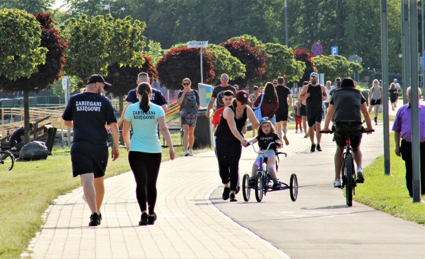 W Tarnobrzegu ruszyła akcja "Biegamy i Pomagamy". Każdy kilometr pokonany nad jeziorem to wsparcie dla Marysi chorej na SMA. Zobacz! 