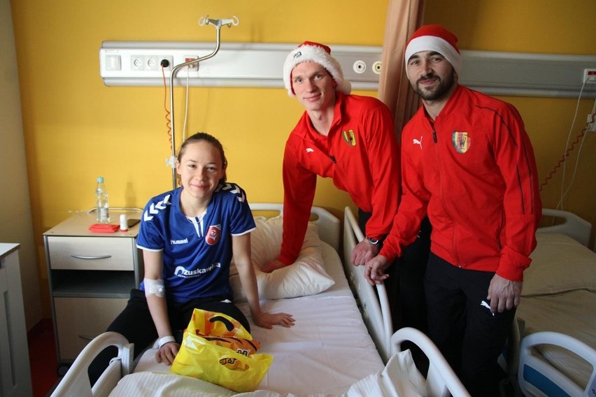 Piłkarze Korony w roli świętych Mikołajów. Piotr Pierzchała i Milan Radin sprawili wiele radości pacjentom w kieleckim szpitalu [ZDJĘCIA]