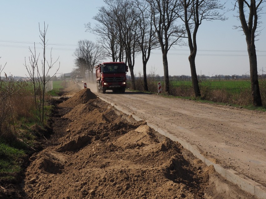 Trwa remont dróg w gminie Będzino. Przy okazji niszczona jest droga do Podamirowa [ZDJĘCIA]