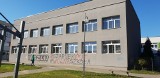"Czarnek out" na elewacji szkoły w Łodzi. Co z tym hasłem zrobi podstawówka na Widzewie-Wschodzie?