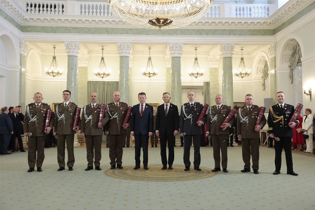 Prezydent Andrzej Duda wręczył dziś nominacje generalskie oraz admiralskie ośmiu oficerom Wojska Polskiego