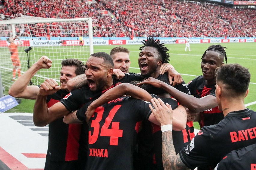 Piłkarze Bayeru Leverkusen cieszący się ze zdobycia bramki z...