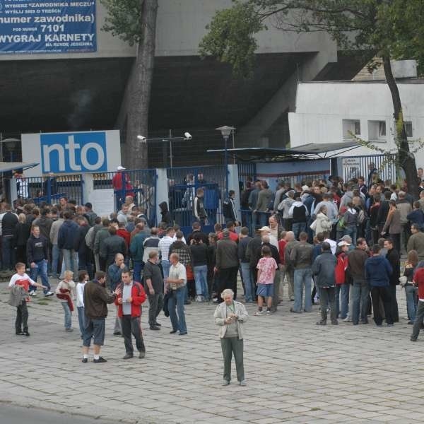 Kolejka za biletami będzie bardzo długa, ale na Euro pojadą nieliczni. Zdecyduje o tym losowanie.