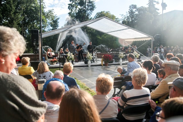 Różnorodne koncerty Fontanny Muzyki 2018 w parku Kazimierza Wielkiego cieszą się coraz większym zainteresowaniem