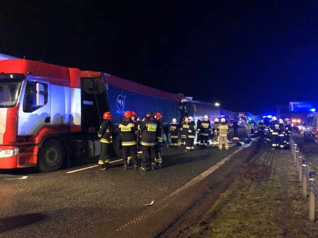 To była tragiczna noc na autostradzie A1. Do wypadku doszło w Rogówku pod Toruniem. W Rogówku pod Toruniem, na autostradzie A1 doszło do wypadku, w którym uczestniczył autobus oraz trzy samochody ciężarowe.  W wyniku zderzenia 1 osoba zginęła a 6 zostało rannych. Autostrada w kierunku Łodzi do wczesnych godzin rannych była zablokowana. Na miejscu pracowało 14 zastępów straży pożarnej oraz policja i Zespół Ratownictwa Medycznego.  Trwa wyjaśnianie okoliczności zdarzenia.W tej chwili autostrada jest już przejezdna.Czytaj też:[sc]Dwa staranowane radiowozy pod Toruniem;nf[/sc]