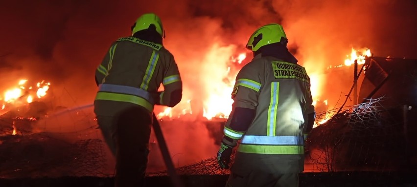 Po wielkim pożarze w Goleniowie: Czy teren jest skażony? Paliły się farby i rozpuszczalniki. Inspektorzy ochrony środowiska są na miejscu