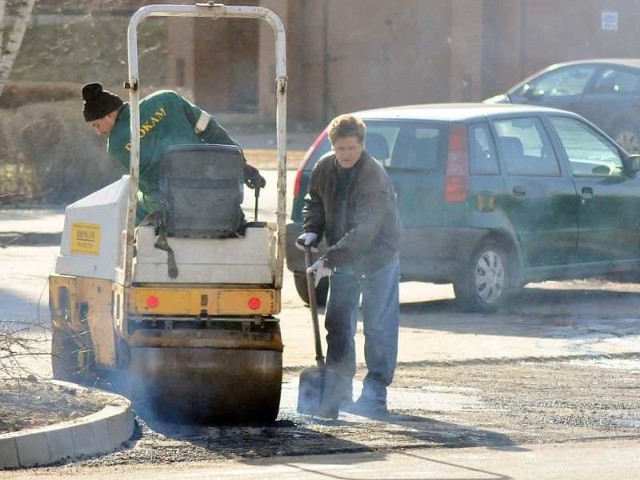 Asfaltowanie parkingów położonych wzdłuż ulicy Orzeszkowej w Tarnobrzegu.