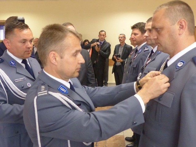Młodszy aspirant Sławomir Gumulski został odznaczony przez zastępcę komendanta wojewódzkiego policji inspektora Zbigniewa  Kotarskiego odznaką "Zasłużony Policjant&#8221;.