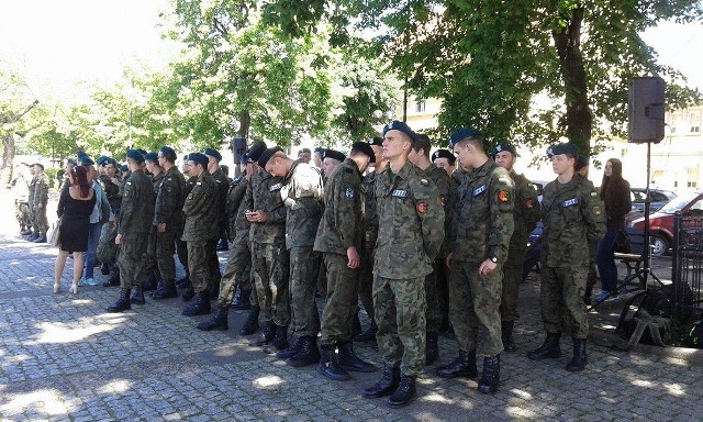 Na zielonogórskim Placu Bohaterów Westerplatte trwała uroczystość ślubowania klas pierwszych i nadania stopni uczniom klas wojskowych Zespołu Szkół Technicznych im. Mikołaja Kopernika w Zielonej Górze.