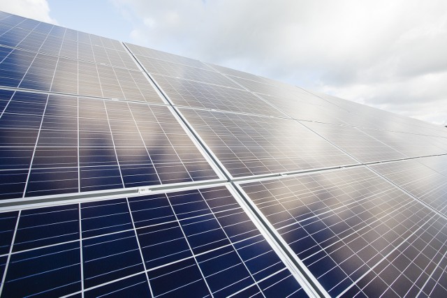 Rewolucyjna metoda recyklingu krzemu z baterii słonecznych z GdańskaFotowoltaika to przyszłość zielonej energii. Jednym z pionierów wykorzystania energii słońca jest Grupa Energa. Wybudowała w Gdańsku największą farmę fotowoltaiczną w Polsce.