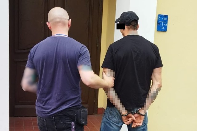 Bydgoska policja zatrzymała dwóch mężczyzn podejrzanych o kradzież na terenie Osielska. Młodszy z zatrzymanych usłyszał więcej zarzutów dotyczących włamań i kradzieży, ale już na terenie powiatu bydgoskiego. Część skradzionego mienia została odzyskana.  