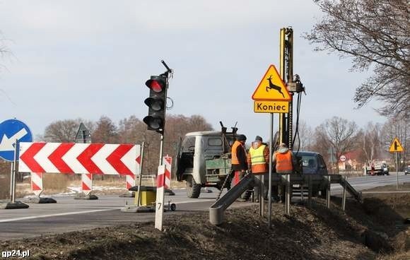 Prace geodezyjne przy drodze na trasie Słupsk – Ustka.